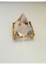 Луксозна кристална фън шуй пирамида с лазерно изрязана вътрешна пирамида на златиста основа за хармония в дома размер S